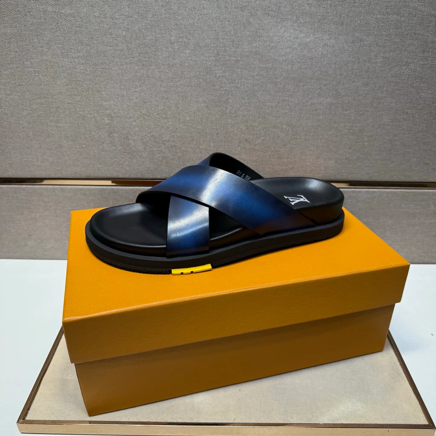 Men's men's shoes 💰pp420 [LV～] Men's casual slippers 2025z cabinet sales simultaneously 🔶Size: 38-44#️⃣ 🔷4 colors🔜The upper is made of cowhide stitching ➕Cowhide lining, comfortable and breathable, sole: original comfortable, wear-resistant and non-slip outsole, ⚠️Real 📱Photography🎬The real thing is better📢📢📢